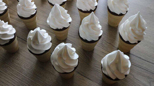 Wer keine Schokolade mag, kann die Schaumwaffeln auch einfach wei&szlig; lassen.