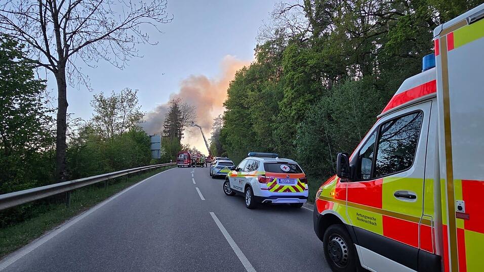 Zwei Personen seien leicht verletzt worden.