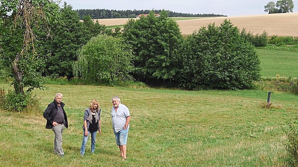Lucinde Haeselbarth auf ihrem Grundstück mit ihrem Mann Bruno Lorenz (rechts) und Nachbar Johann Menzel. Hinter den Bäumen befindet sich die Fläche, auf der die Solarmodule geplant sind. Lucinde Haeselbarth auf ihrem Grundstück mit ihrem Mann Bruno Lorenz (rechts) und Nachbar Johann Menzel. Hinter den Bäumen befindet sich die Fläche, auf der die Solarmodule geplant sind.