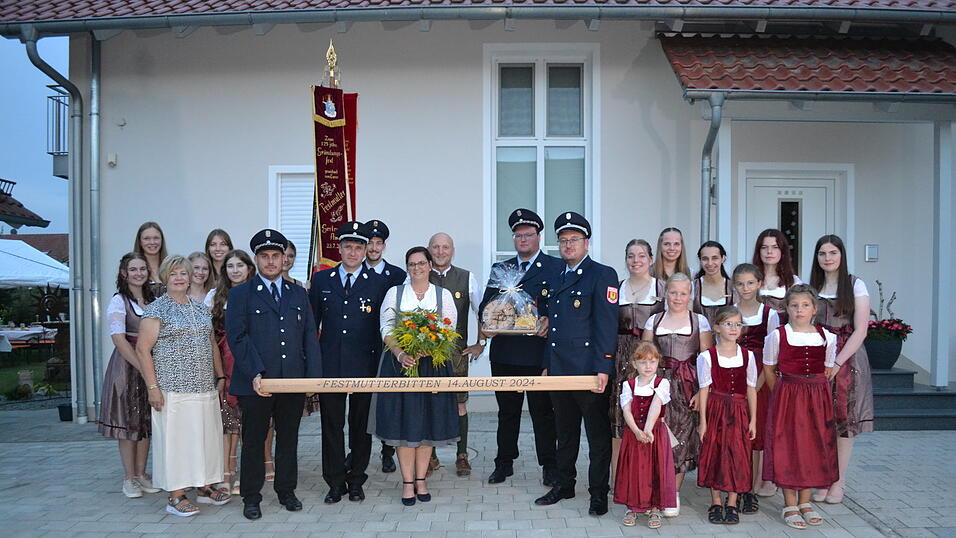 Festmutter Silke Ertl erhielt einen Blumenstrauß und eine Figur vom Heiligen Florian. Festmutter Silke Ertl erhielt einen Blumenstrauß und eine Figur vom Heiligen Florian.
