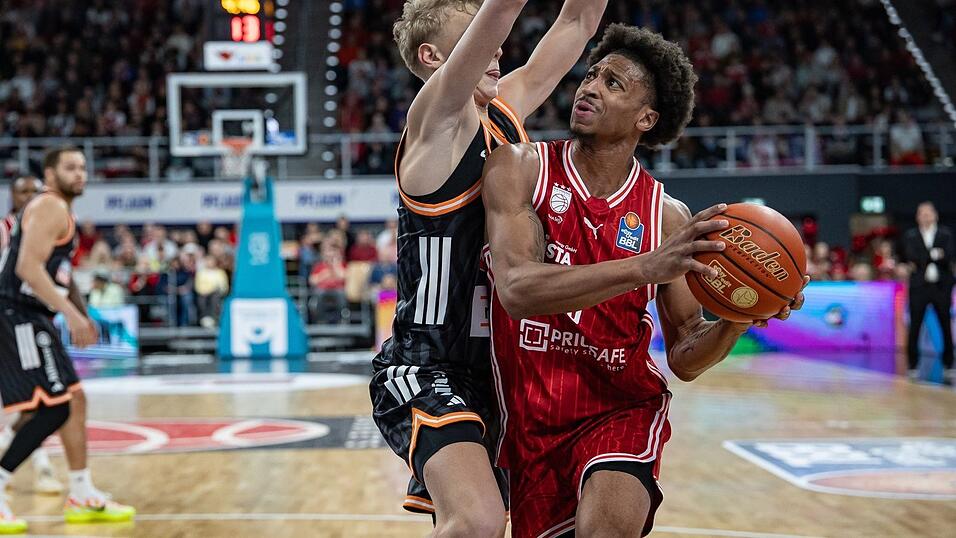 Demarcus Demonia (r) bleibt in Bamberg. (Archivbild)