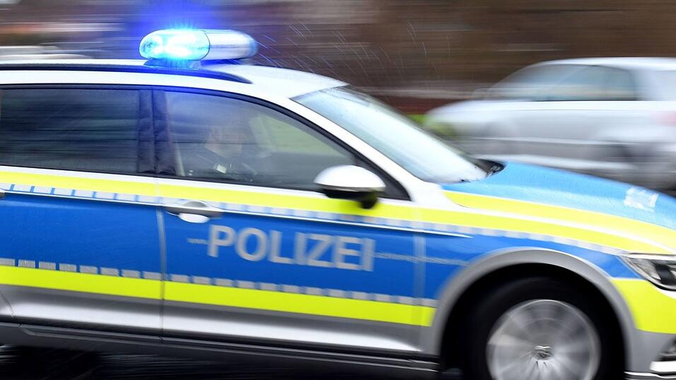 Bei der Unfallaufnahme stellte die Polizei fest, dass der 75-Jährige unter Alkoholeinfluss stand. (Symbolbild) Bei der Unfallaufnahme stellte die Polizei fest, dass der 75-Jährige unter Alkoholeinfluss stand. (Symbolbild)