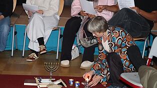 Amy Weinstein entzündet Kerzen zum Gedenken an die Opfer der Reichspogromnacht. Amy Weinstein entzündet Kerzen zum Gedenken an die Opfer der Reichspogromnacht.