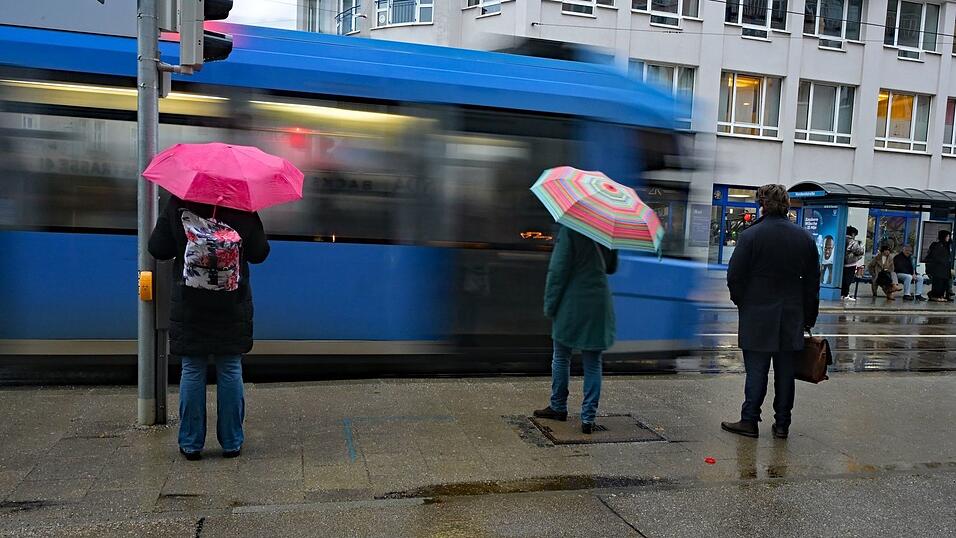 Regenschirm nicht vergessen - es kann immer wieder Regen in Bayern geben. (Archivbild)
