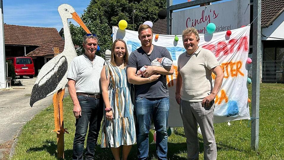 Familie Schreckenast mit B&uuml;rgermeister Josef Beham.