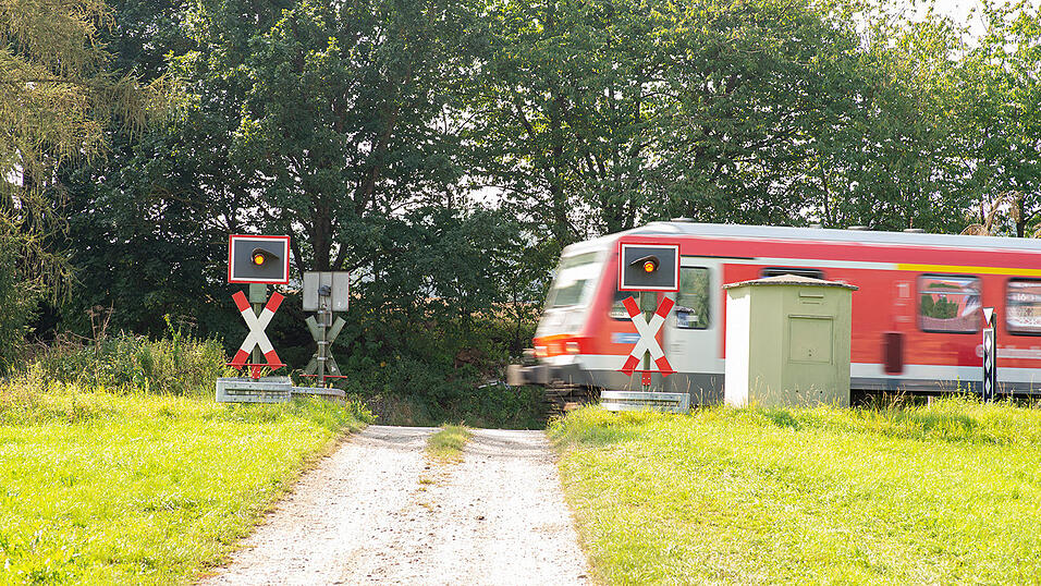 Ausschlie&szlig;lich landwirtschaftlicher Verkehr nutzt den Bahn&uuml;bergang G&ouml;tzdorf. Die Zufahrt zu ihm muss nun die Breite einer Kreisstra&szlig;e erhalten.