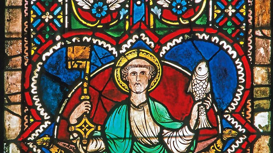 Abbildungen bis ins Detail: Hier der heilige Apostel Petrus im Schifflein mit Schlüssel und Fisch, eine Abbildung die auch das Wappen des Regensburger Domkapitels ist und Bestandteil der Apostelfenster im Hauptchor-Polygon. Wer entdeckt es vor Ort ? Abbildungen bis ins Detail: Hier der heilige Apostel Petrus im Schifflein mit Schlüssel und Fisch, eine Abbildung die auch das Wappen des Regensburger Domkapitels ist und Bestandteil der Apostelfenster im Hauptchor-Polygon. Wer entdeckt es vor Ort ?