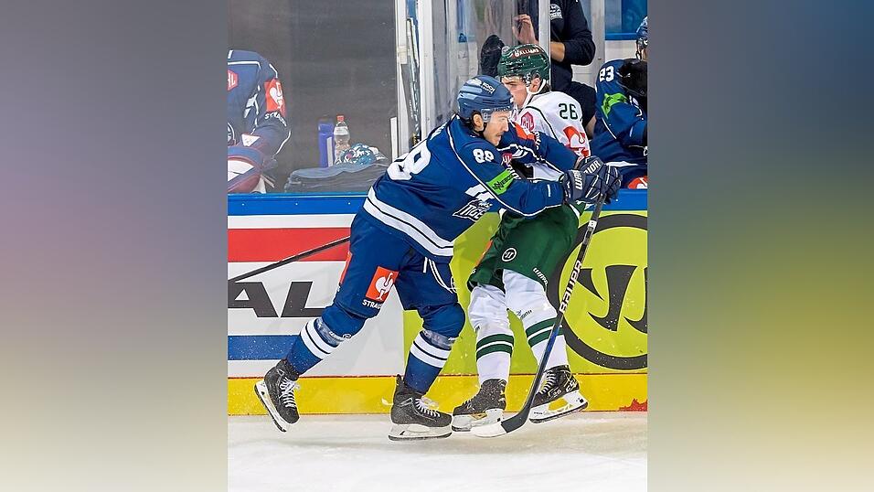 Eine Sternstunde erlebten die Straubing Tigers im September 2022 beim Sieg in der CHL gegen Färjestad Karlstad. Auf das schwedische Topteam könnten JC Lipon (links) und Co. auch heuer treffen. Eine Sternstunde erlebten die Straubing Tigers im September 2022 beim Sieg in der CHL gegen Färjestad Karlstad. Auf das schwedische Topteam könnten JC Lipon (links) und Co. auch heuer treffen.