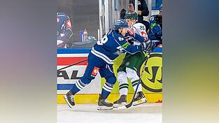 Eine Sternstunde erlebten die Straubing Tigers im September 2022 beim Sieg in der CHL gegen Färjestad Karlstad. Auf das schwedische Topteam könnten JC Lipon (links) und Co. auch heuer treffen.