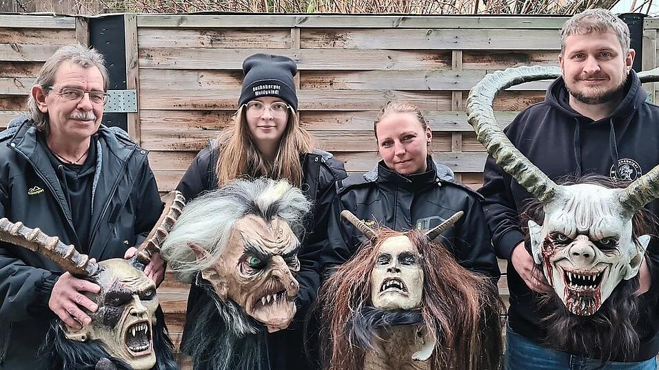 Die Vereinsf&uuml;hrung des Dachsberger Woidgsindls: Vorsitzender Heiner Hackl, Schriftf&uuml;hrerin Melanie Gigl sowie ihre Vertreter Svenja Halder und Josef Scharf (von rechts).