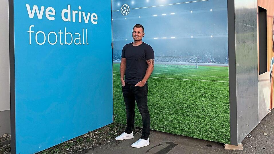 Firmenchef Christian Kappenberger vor einem der Eventcontainer. Die Miltacher Metallbaufirma stellt die Werbemodule als Subunternehmer f&uuml;r Volkswagen her. Sie stehen unter anderem in den Austragungsorten der Fu&szlig;balleuropameisterschaft, die 2021 nachgeholt werden soll.