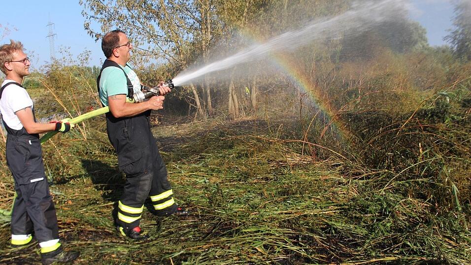Die Straubinger Feuerwehr löschte am Montagnachmittag einen Brand am Donauufer.