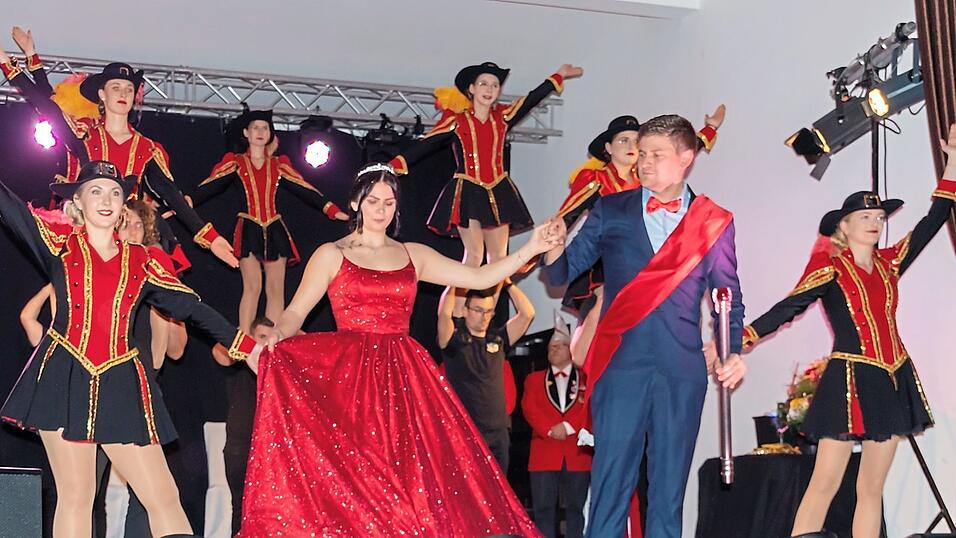 Ein feierlicher Moment war der Auftritt der Prinzengarde mit dem Prinzenpaar (im Vordergrund): Prinzessin Natalie 1., die pfiffige Rodeoreiterin aus dem Winzerer Donautal, und Prinz Manuel 2., der Cowboy auf dem Dieselross der Horak-Ranch zu Winzer.