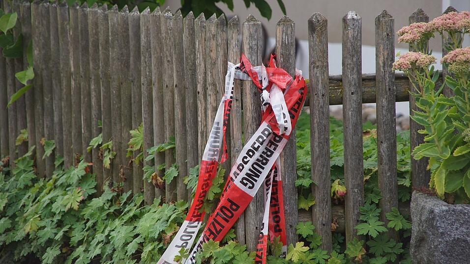 Absperrband am Zaun des Grundstücks in Mintraching, auf dem die Polizei am Dienstag zwei leblose Personen fand. Absperrband am Zaun des Grundstücks in Mintraching, auf dem die Polizei am Dienstag zwei leblose Personen fand.
