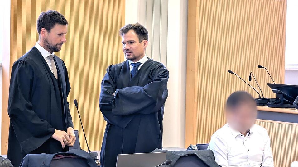 Die Verteidiger Johannes Büttner (Mitte) und Philip Roth richteten ihr Augenmerk auch auf weitere Verdächtige, die zuletzt nicht weiter von der Kripo verfolgt wurden.