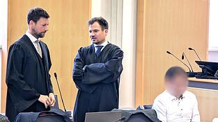 Die Verteidiger Johannes Büttner (Mitte) und Philip Roth richteten ihr Augenmerk auch auf weitere Verdächtige, die zuletzt nicht weiter von der Kripo verfolgt wurden.