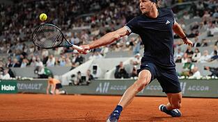 Alexander Zverev bei einem R&uuml;ckhandschlag in der Defensive.
