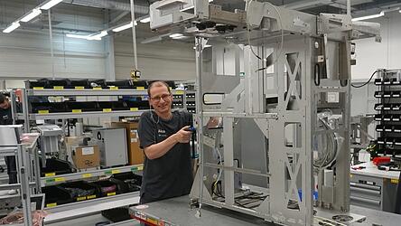 Ein Wavelight-Mitarbeiter arbeitet an einem Grundger&uuml;st, aus dem sp&auml;ter ein hochkomplexes Augenlasersystem wird.