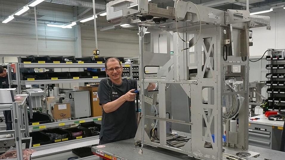 Ein Wavelight-Mitarbeiter arbeitet an einem Grundgerüst, aus dem später ein hochkomplexes Augenlasersystem wird. Ein Wavelight-Mitarbeiter arbeitet an einem Grundgerüst, aus dem später ein hochkomplexes Augenlasersystem wird.