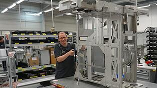 Ein Wavelight-Mitarbeiter arbeitet an einem Grundgerüst, aus dem später ein hochkomplexes Augenlasersystem wird. Ein Wavelight-Mitarbeiter arbeitet an einem Grundgerüst, aus dem später ein hochkomplexes Augenlasersystem wird.