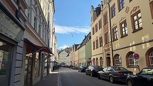 In den Altstadtgassen, wie hier in der Grasgasse, d&uuml;rfen Fahrradfahrer stellenweise nicht &uuml;berholt werden, weil der Mindestabstand von 1,50 Meter beim &Uuml;berholvorgang nicht eingehalten werden kann.