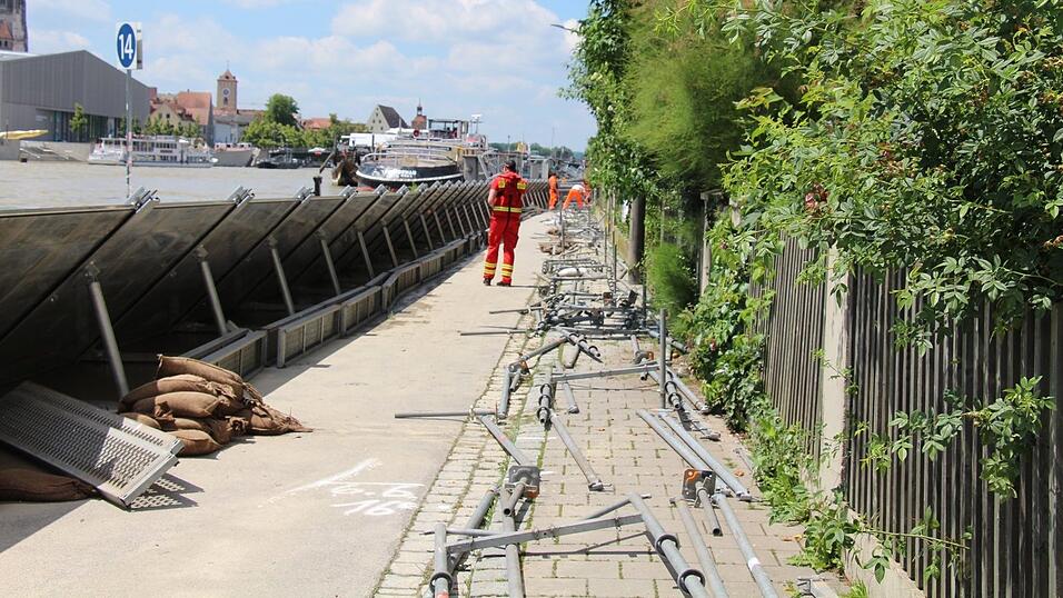 Der Boden in der Werftstraße ist wieder trocken. Die Stege werden abgebaut. Sandsäcke weggeräumt. Der Boden in der Werftstraße ist wieder trocken. Die Stege werden abgebaut. Sandsäcke weggeräumt.