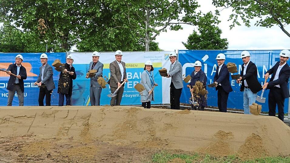 Beim Spatenstich: Oberb&uuml;rgermeisterin Gertrud Maltz-Schwarzfischer (Mitte), OTH-Pr&auml;sident Ralph Schneider (F&uuml;nfter von rechts) und Gro&szlig;spender Johann Vielberth (Vierter von rechts).