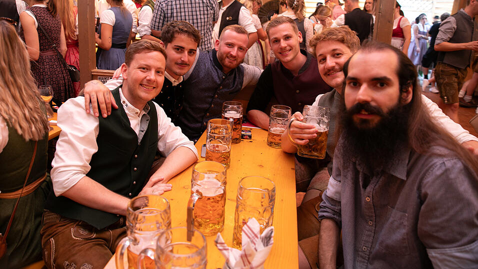 Die Partybilder vom Samstag, 9. August, aus dem Festzelt Krönner. Die Partybilder vom Samstag, 9. August, aus dem Festzelt Krönner.