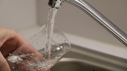 Das Wasser aus dem Hahn wird teurer. Die Gründe liegen neben gestiegenen Kosten für den Betrieb des Wasserwerkes auch an größeren Investitionen in jüngster Zeit.