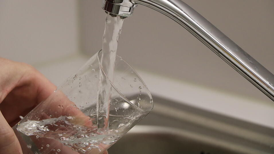 Das Wasser aus dem Hahn wird teurer. Die Gründe liegen neben gestiegenen Kosten für den Betrieb des Wasserwerkes auch an größeren Investitionen in jüngster Zeit. Das Wasser aus dem Hahn wird teurer. Die Gründe liegen neben gestiegenen Kosten für den Betrieb des Wasserwerkes auch an größeren Investitionen in jüngster Zeit.