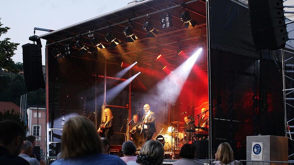 Mit seiner Tour zum Album 'Heile Welt' war Hannes Ringlstetter zweimal in Passau zu Gast.