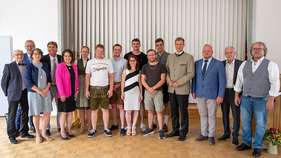 Die besten Gärtnermeister zusammen mit Schulleiter Michael Zehentbauer (4.v.l.) und Ehrengästen in der Aula des Agrarbildungszentrums. Die besten Gärtnermeister zusammen mit Schulleiter Michael Zehentbauer (4.v.l.) und Ehrengästen in der Aula des Agrarbildungszentrums.