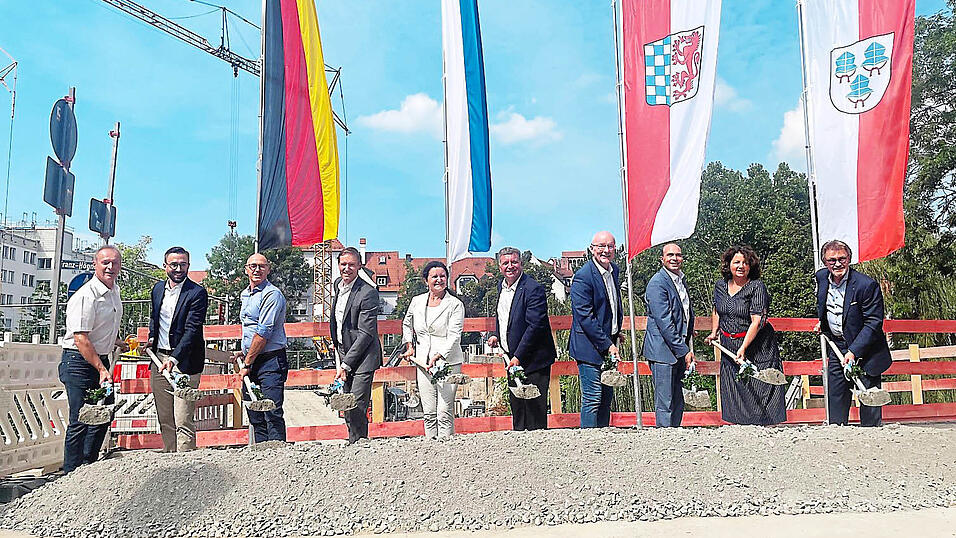 Vertreter von Bund, Land und Bezirk sowie der Baufirma Wadle und dem Planungsb&uuml;ro BBI Ingenieure mit OB Putz beim Spatenstich