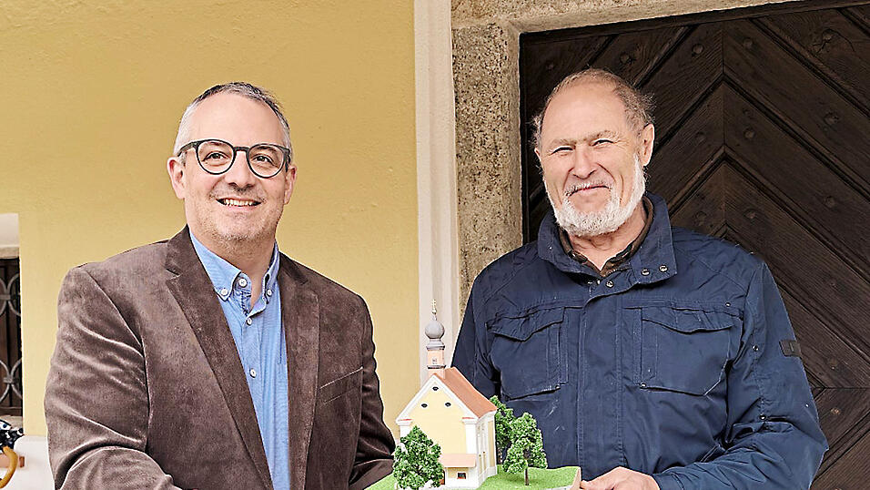 Friedrich Huber (rechts) hat dem Vorsitzenden des Fördervereins Kirche Pürgl, Alois Früchtl, das Modell der Pürgler Kirche übergeben. Friedrich Huber (rechts) hat dem Vorsitzenden des Fördervereins Kirche Pürgl, Alois Früchtl, das Modell der Pürgler Kirche übergeben.