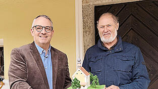 Friedrich Huber (rechts) hat dem Vorsitzenden des Fördervereins Kirche Pürgl, Alois Früchtl, das Modell der Pürgler Kirche übergeben.