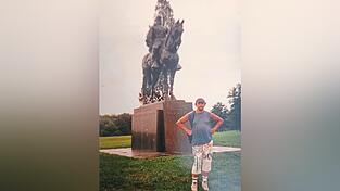 Hans Weigold vor einem Denkmal von Thomas Jonathan „Stonewall“ Jackson. Dass solche Denkmäler mitsamt Gedenktafeln in den vergangenen Jahren zunehmend abgerissen werden, findet er falsch.