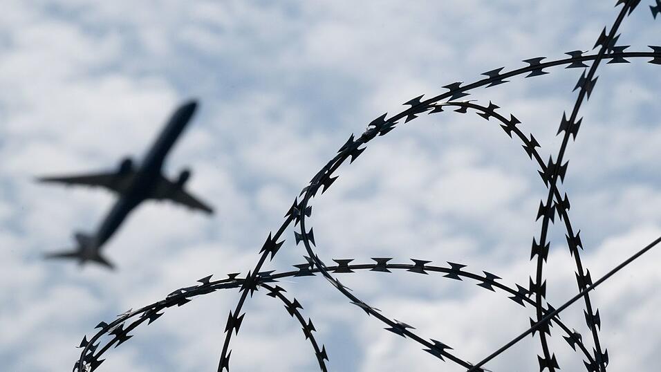 Abschiebungen nach Afghanistan erfolgen nun auch per Linienflug. (Symbolbild)