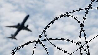 Abschiebungen nach Afghanistan erfolgen nun auch per Linienflug. (Symbolbild) Abschiebungen nach Afghanistan erfolgen nun auch per Linienflug. (Symbolbild)