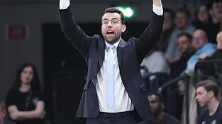 Hamburgs Trainer Benka Barloschky hat Grund zum Jubeln. (Archivbild)