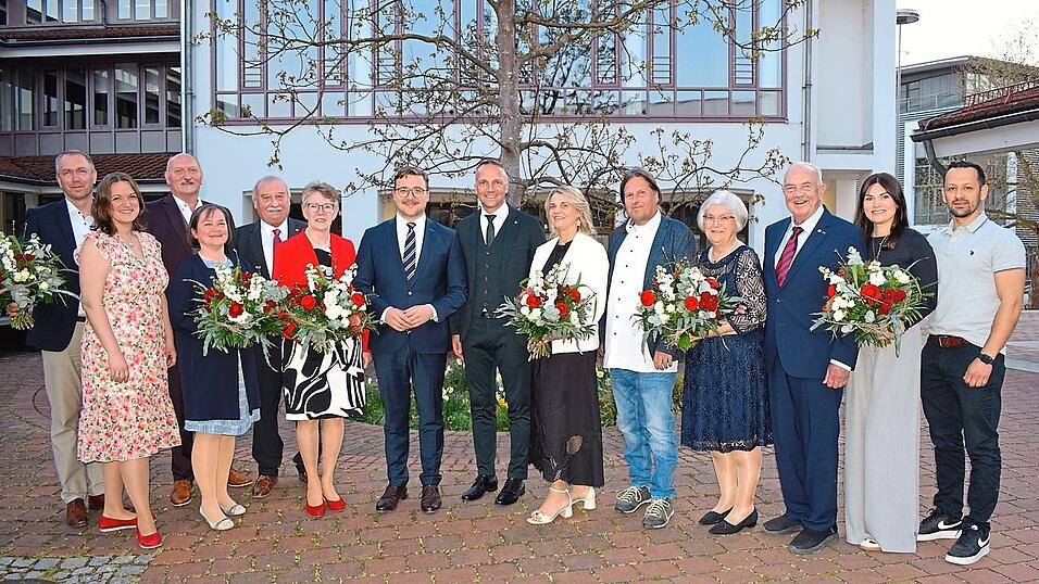 B&uuml;rgermeister Valentin Walk verabschiedete den fr&uuml;heren B&uuml;rgermeister Armin Grassinger sowie sieben Stadtr&auml;te und dankte auch ihren Partnern.