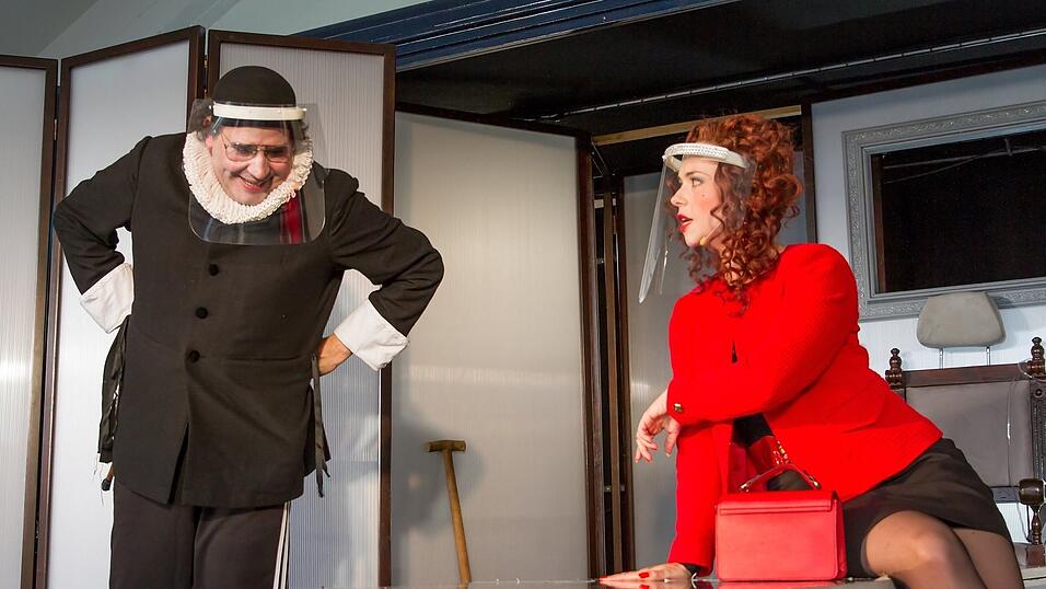 Peter Papakostodis als Titelfigur Harpagon und Carmen Jahrstorfer in 'Der Geizige'