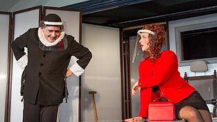 Peter Papakostodis als Titelfigur Harpagon und Carmen Jahrstorfer in 'Der Geizige'