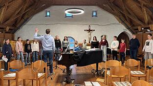 Die Großen vom Jugendchor sind sehr diszipliniert.