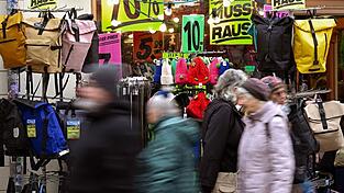 Die Stimmung der deutschen Verbraucher wird wegen des Krieges im Iran und seiner Folgen immer schlechter (Symbolbild).