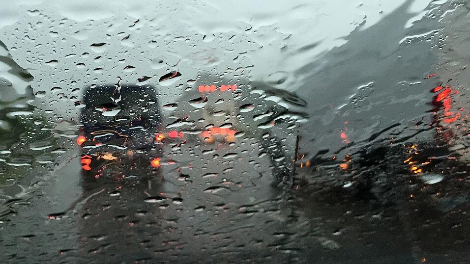 Auf der regennassen A7 passierten kurz hintereinander mehrere Unfälle. (Symbolbild) Auf der regennassen A7 passierten kurz hintereinander mehrere Unfälle. (Symbolbild)