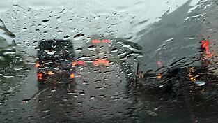 Auf der regennassen A7 passierten kurz hintereinander mehrere Unf&auml;lle. (Symbolbild)