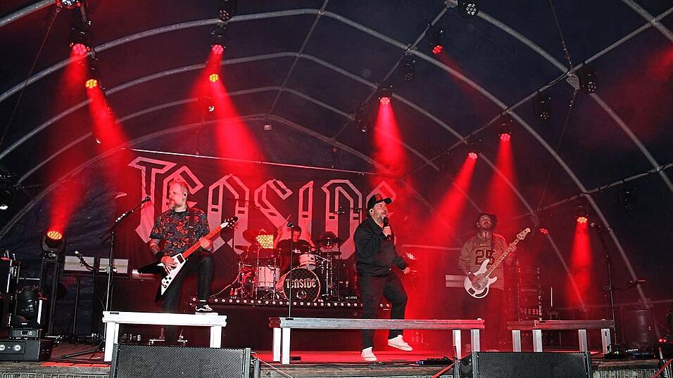 Brachialer Metal, massive Bühnenpräsenz: die Headliner Tenside. Brachialer Metal, massive Bühnenpräsenz: die Headliner Tenside.