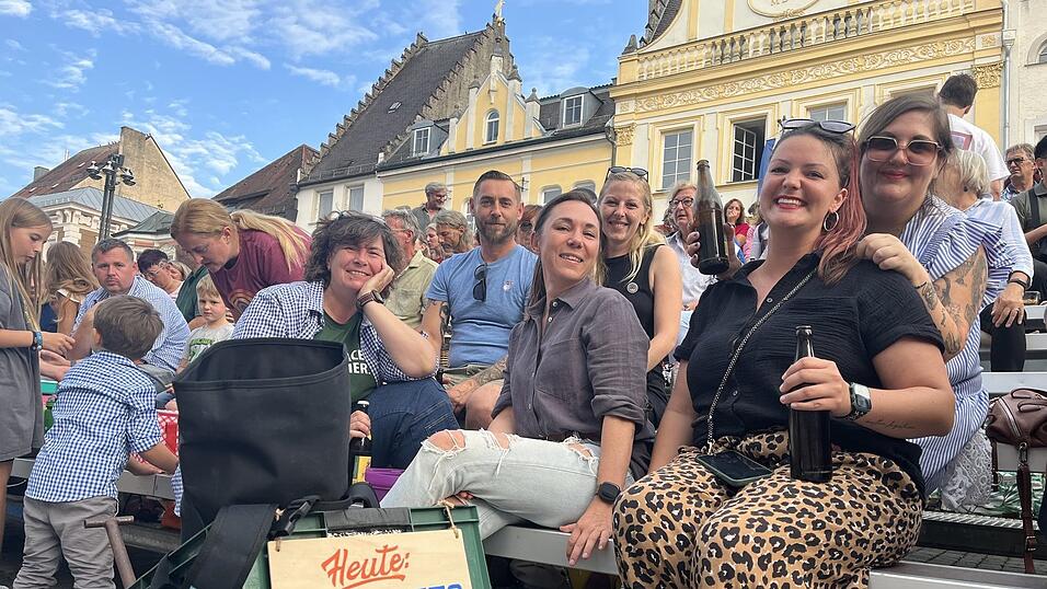 Die Stimmung auf der Trib&uuml;ne und dem umliegenden Stadtplatz war blendend.