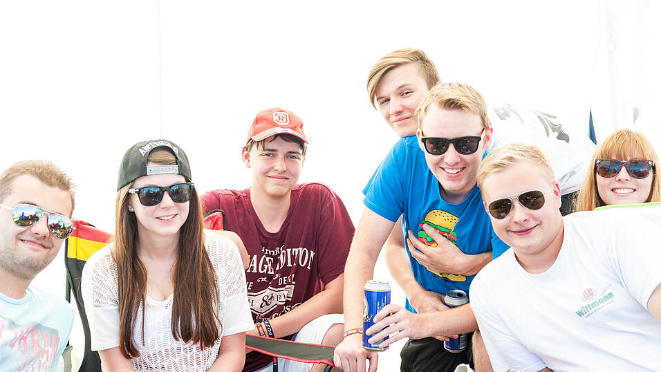 Ein Streifzug durch das Campinggelände: Trotz heißer Temperaturen sind die Festivalbesucher bestens gelaunt. (Foto: Susanne Raith) Ein Streifzug durch das Campinggelände: Trotz heißer Temperaturen sind die Festivalbesucher bestens gelaunt. (Foto: Susanne Raith)