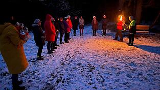 Bei der Wanderung durch den Winterwald erz&auml;hlte Maria M&uuml;ller von alten Br&auml;uchen, die zum Teil schon vergessen sind.